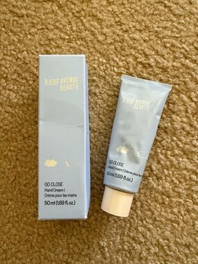 Djerf Avenue Beauty Go Close Hand Cream
